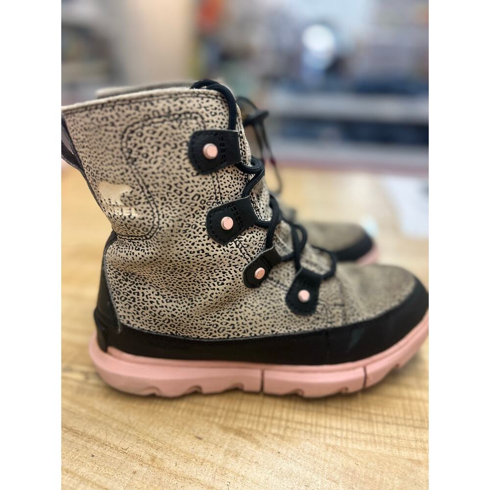Sorel  Youth commander snow boots 
Size 8 NWT